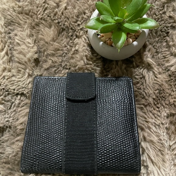 ⚜️SALVATORE FERRAGMO LADIES       BIFOLD WALLET⚜️ - Picture 2 of 3